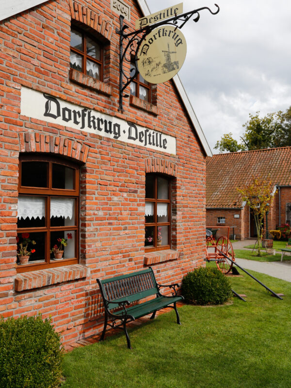 Vorderansicht des Gebäudes "Dorfkrug" im Dörpmuseum Münkeboe.